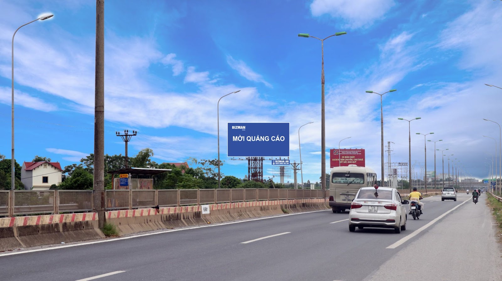 Biển quảng cáo ngoài trời được đặt trên cao tốc