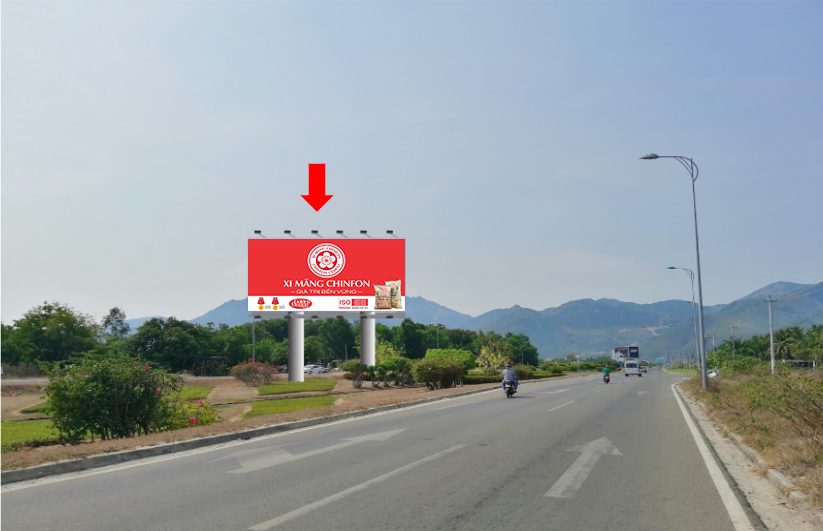 Bảng quảng cáo tại dải phân cách Nguyễn Tất Thành – CLKH-km20+400