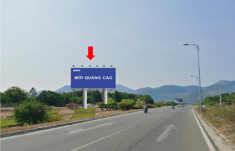 Bảng quảng cáo tại dải phân cách Nguyễn Tất Thành - CLKH-19+700