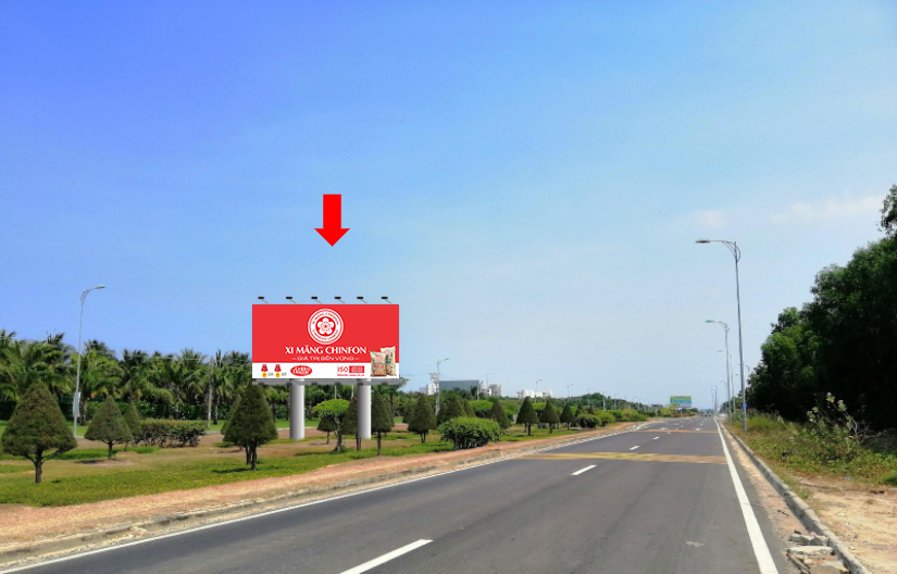 Bảng quảng cáo tại dải phân cách Nguyễn Tất Thành – CLKH-km20+400
