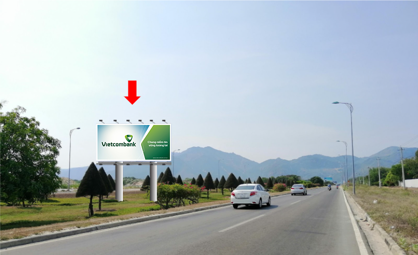 Bảng quảng cáo tại dải phân cách Nguyễn Tất Thành – CLKH-km20+680