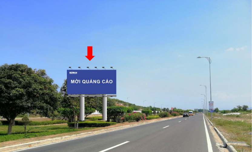 Bảng quảng cáo tại dải phân cách Nguyễn Tất Thành – CLKH-20+680