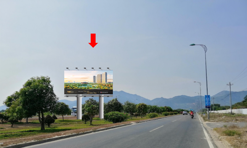 Bảng quảng cáo tại dải phân cách Nguyễn Tất Thành – CLKH-km21