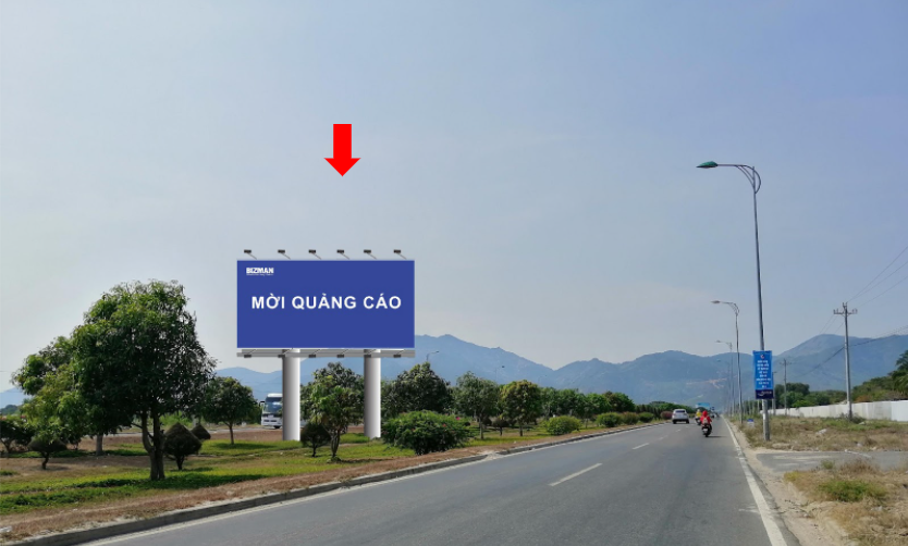Bảng quảng cáo tại dải phân cách Nguyễn Tất Thành – CLKH-21