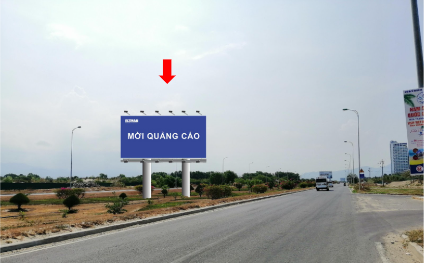 Bảng quảng cáo tại dải phân cách Nguyễn Tất Thành – CLKH-km25+650