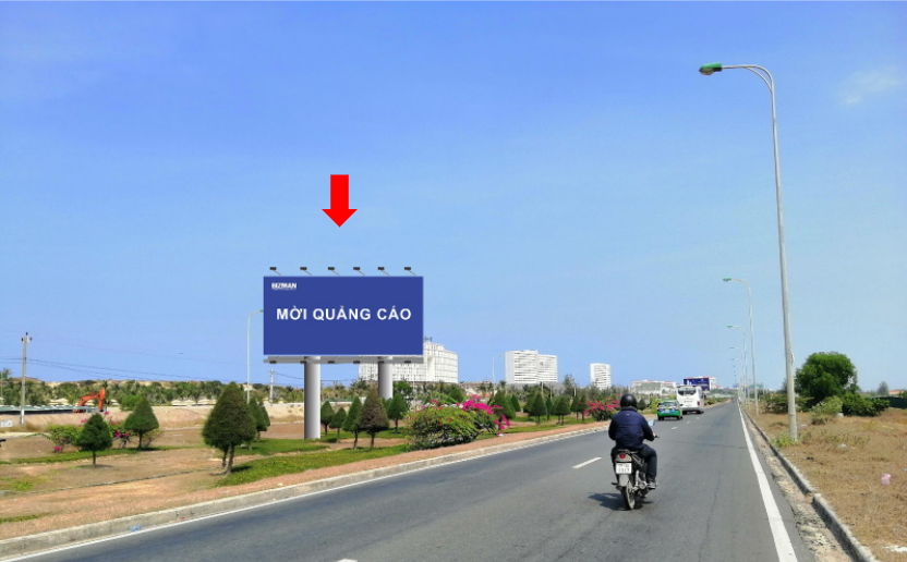 Bảng quảng cáo tại dải phân cách Nguyễn Tất Thành – CLKH-km25+650