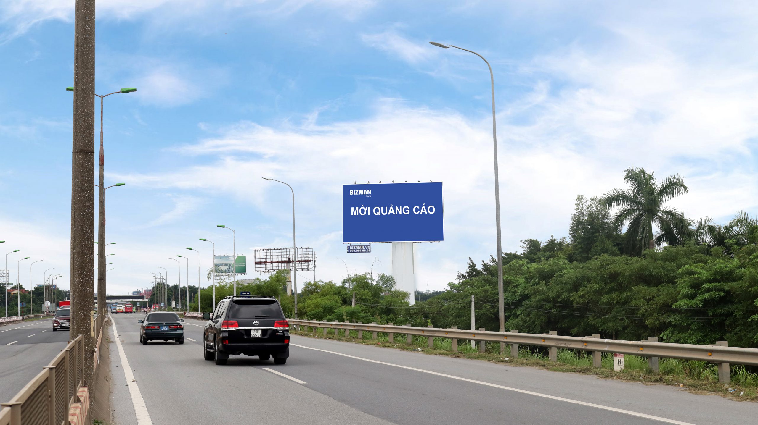 Quảng cáo tấm lớn trên đường Võ Văn Kiệt