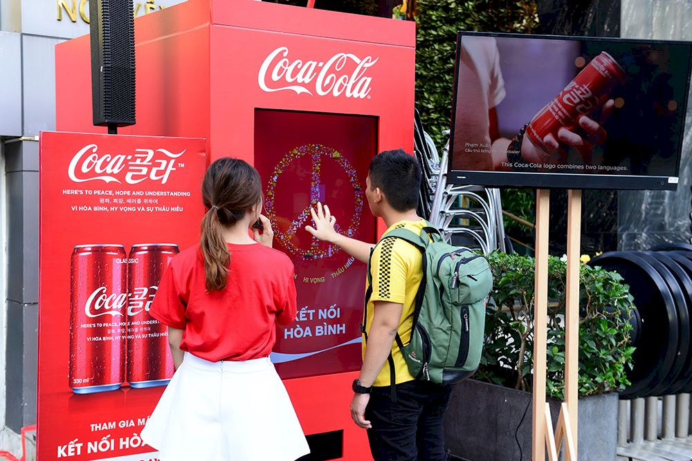 QUẢNG CÁO NGOÀI TRỜI TƯƠNG TÁC - XU HƯỚNG QUẢNG CÁO OOH NĂM 2023 QUẢNG CÁO NGOÀI TRỜI TƯƠNG TÁC - XU HƯỚNG QUẢNG CÁO OOH NĂM 2023