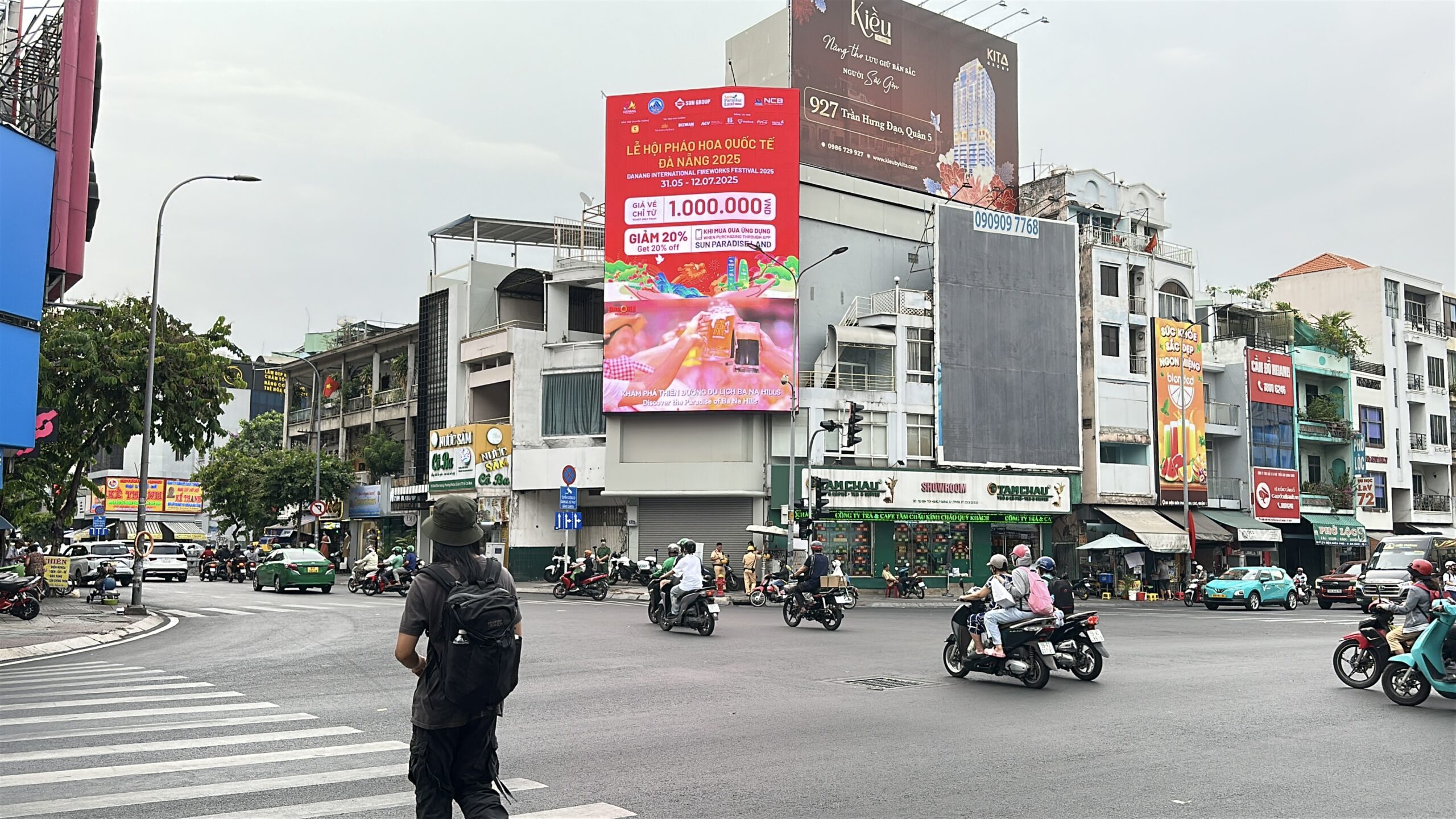 OOH kích thước lớn giúp thương hiệu đón trọn mọi ánh nhìn